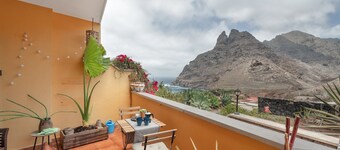 Vacation Home 'La Casa De Los Viajeros' with Sea View, Private Terrace and Wi-Fi
