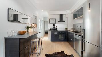 Réfrigérateur, micro-ondes, four, plaque de cuisson