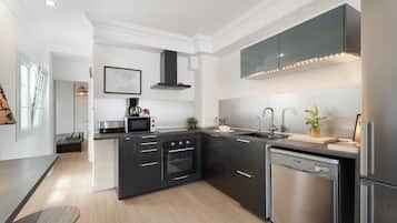 Frigorífico, microondas, horno y placa de cocina