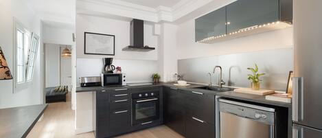 Frigorifero, microonde, forno, piano cottura