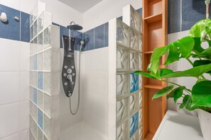 Shower, hair dryer, towels - Vacation Home 'La Casa De Los Viajeros' with Sea View, Private Terrace and Wi-Fi (Punta del hidalgo)