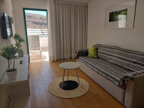 TV - Holiday Apartment 'Amazing' with Sea View, Shared Pool and Wi-Fi (Mogán)