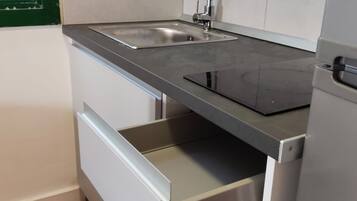 Refrigerador, microondas, parrilla de estufa y cafetera y tetera