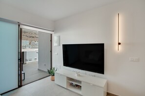 TV - Holiday Apartment 'Martina's Suite Vacation' with Shared Pool and Air Conditioning (Mogán)