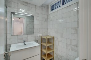 Een douche, een haardroger, handdoeken