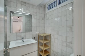 Douche, sèche-cheveux, serviettes fournies