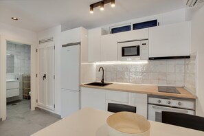 Fridge, microwave, oven, stovetop - Holiday Apartment 'Martina's Suite Vacation' with Shared Pool and Air Conditioning (Mogán)