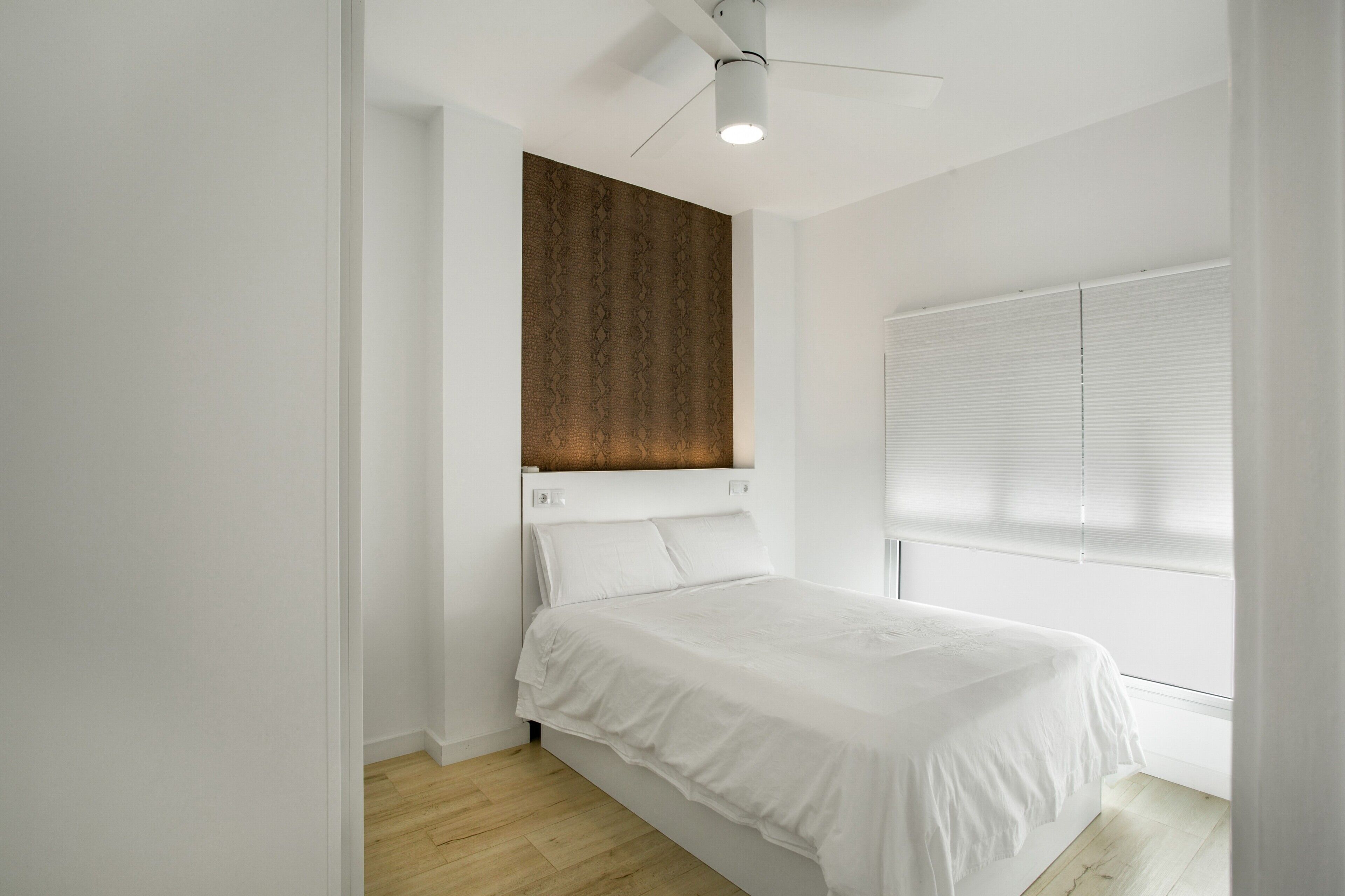 1 habitación, tabla de planchar con plancha, wifi gratis y ropa de cama 