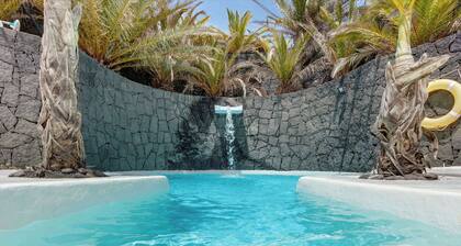 'Villa La Cueva' con piscina compartida, terraza privada y Wi-Fi