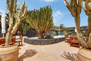 Outdoor dining - 'Villa La Cueva' with Shared Pool, Private Terrace and Wi-Fi (Teguise)