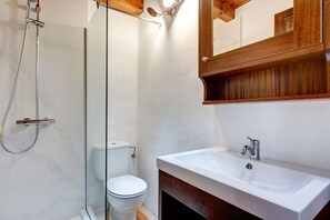 Shower, hair dryer, towels - 'Villa La Cueva' with Shared Pool, Private Terrace and Wi-Fi (Teguise)