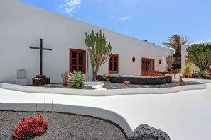 Property grounds - Vacation Villa 'El Cactus' with Shared Pool and Wi-Fi (Teguise)