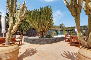 Outdoor dining - Vacation Villa 'El Cactus' with Shared Pool and Wi-Fi (Teguise)