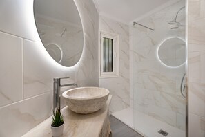 Shower, hair dryer, towels - Vacation Apartment 'Adelfa Golf' with Mountain View, Shared Pool and Wi-Fi (Amarilla Golf)