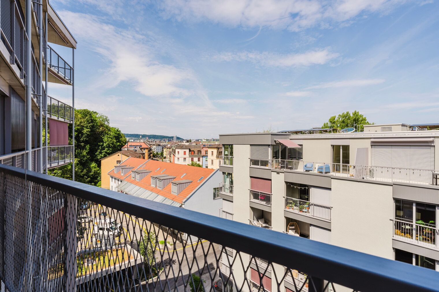 Un edificio de gran altura con varios balcones y vistas a un paisaje urbano.