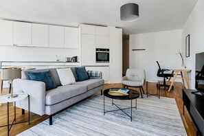 TV, stereo - Blueground | Wiedikon, balcony, w/d & elevator (Zurich)