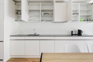 Kühlschrank, Mikrowelle, Ofen, Herdplatte