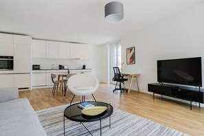 TV, stereo - Blueground | Wiedikon, balcony & w/d, nr market (Zurich)