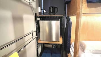 1 kamar tidur, meja kerja, dan seprai linen