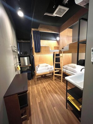 1 dormitori, escriptori i roba de llit 