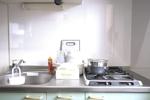 Fridge, microwave, stovetop, cookware/dishes/utensils - 4 minutes walk from HigashiShinjuku Station on th - Swan Lake Inn Shinjuku 501 / Shinjuku-ku Tokyo (Shinjuku-ku)