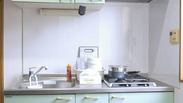 Refrigerador, microondas, placa de cocina, utensilios de cocina