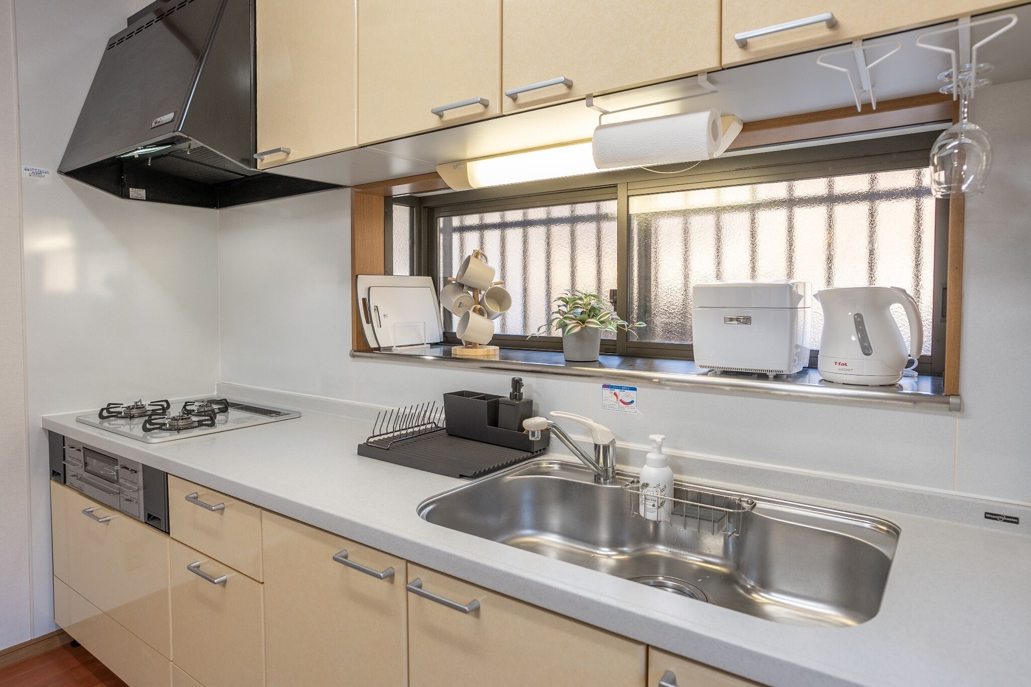 Jääkaappi, mikroaaltouuni, liesi, keittoastiat/astiat/ruokailuvälineet