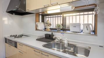 Frigorífico, microondas, placa de cocina y utensilios de cocina