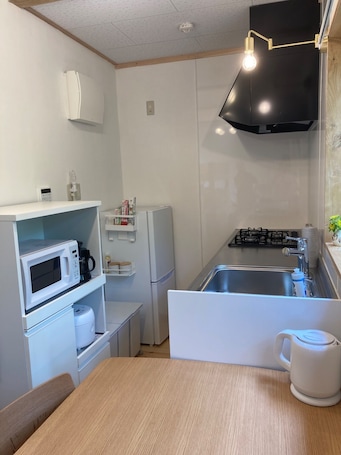 Fridge, microwave, stovetop, cookware/dishes/utensils