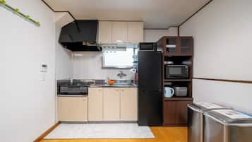 冷蔵庫、電子レンジ、コンロ、調理器具と食器