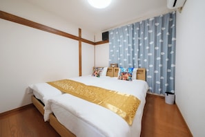 3 bedrooms, desk, WiFi, bed sheets