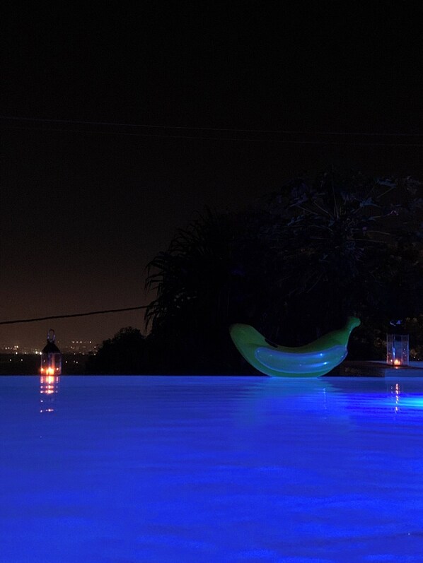 A pool with a green sculpture and a person riding a transparent tube. - Ada Marina (Turbaco)