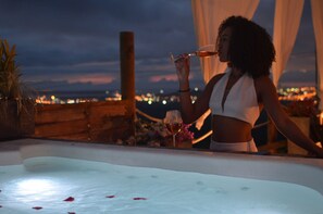 Romanttinen chalet, keittotila, kaupunkinäköala | Ilmainen Wi-Fi, vuodevaatteet