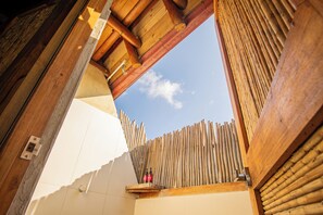 Romanttinen chalet, parveke, kaupunkinäköala | Kylpyhuone | Suihku, pyyhkeet, saippua, sampoo