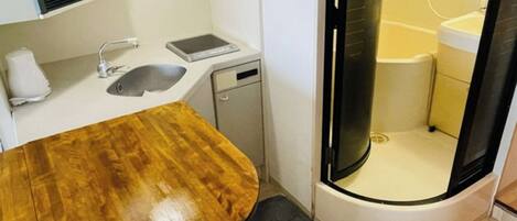 Geladeira, micro-ondas, cooktop, talheres/pratos/utensílios de cozinha