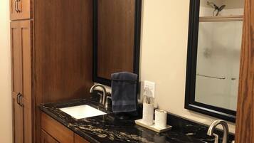 Ducha, secador de pelo, toallas y jabón