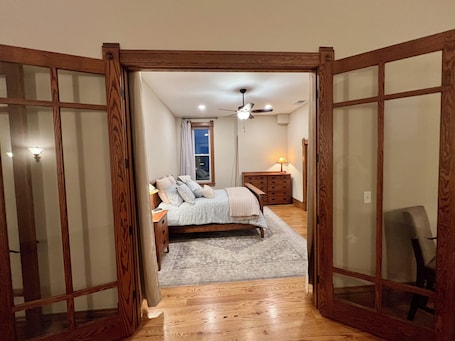 2 bedrooms, iron/ironing board, WiFi, bed sheets. Spacious 2-bedroom loft above the International Owl Center in Houston, MN