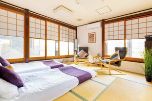 4 bedrooms, desk, free WiFi, bed sheets
