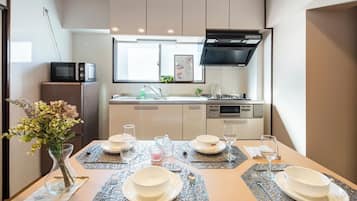 Lemari es, microwave, kompor, dan peralatan masak/sendok-piring