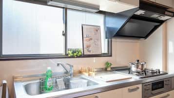 Lemari es, microwave, kompor, dan peralatan masak/sendok-piring