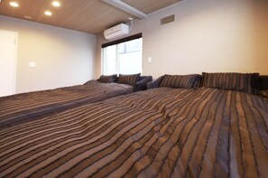1 chambre, bureau, fer et planche à repasser, draps fournis