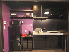 Køleskab, mikrobølgeovn, kogeplade, elkedel