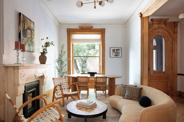 Smart TV, libros, monitor de computadora, impresora