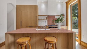 Kaffetrakter/tekoker, kjøleskap, mikrobølgeovn og ovn