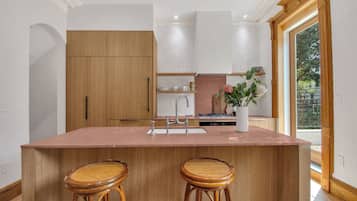 Kylskåp, mikrovågsugn, ugn och spishäll