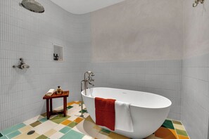 Douche, articles de toilette écologiques, séchoir à cheveux