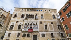 Un edificio histórico con un cartel que indica que es un hotel.