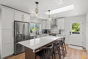 冷蔵庫、電子レンジ、オーブン、コンロ