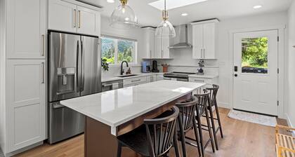 Scenic Summit Hideaway - Amazing views @ top of Palmer Lake, with hot tub!