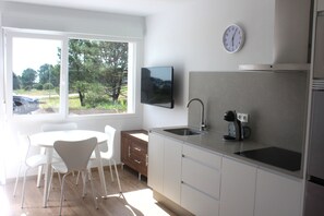 Kylskåp, mikrovågsugn och brödrost